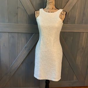 Sleeveless and elegant sheath dress by Speechless